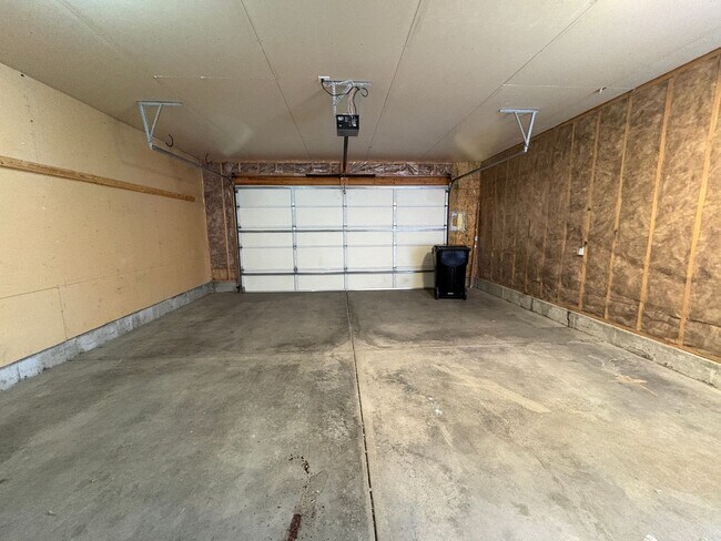 Building Photo - 3 bedroom 2 bathroom west end townhome