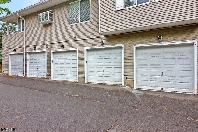 Building Photo - 62 Bentley Ct