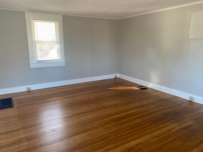 Building Photo - 2 bedroom/1 bath - Available Now