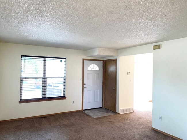 Building Photo - Nice 3 Bedroom Unit Near Everything!!