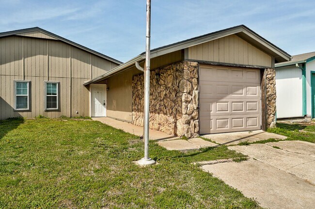 Building Photo - Welcome Home – Where Comfort Meets Modern Living!