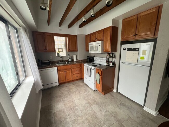 Building Photo - 3870 Beechwood Blvd