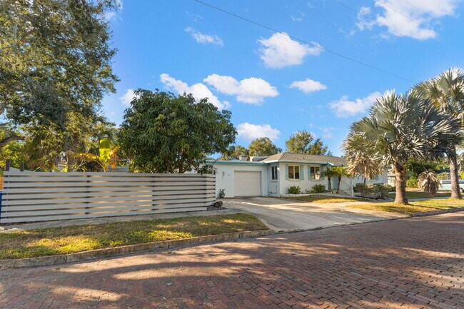 Building Photo - "Charming 3-Bed, 2-Bath Oasis in the Heart of Saint Petersburg – 1,366 Sq Ft of Comfort!"