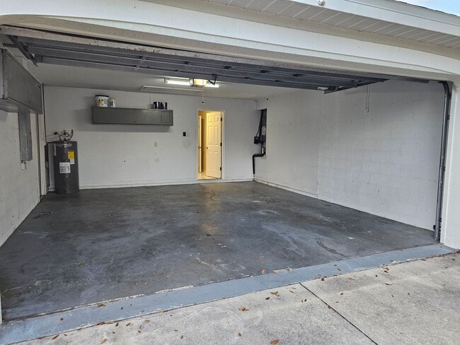 Building Photo - 627 25th Dr E