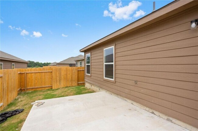 Building Photo - 201 Cres Park Dr