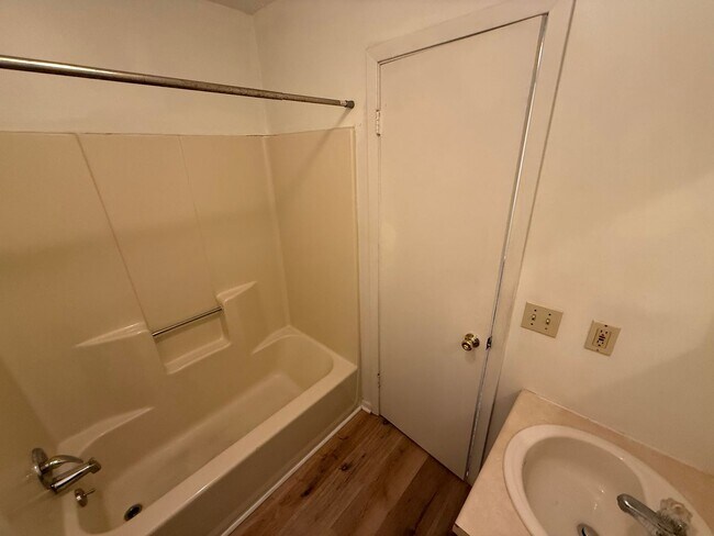 Building Photo - Adorable 1 Bedroom 1 Bathroom Apartment