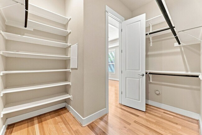 Building Photo - 401 Zennia St