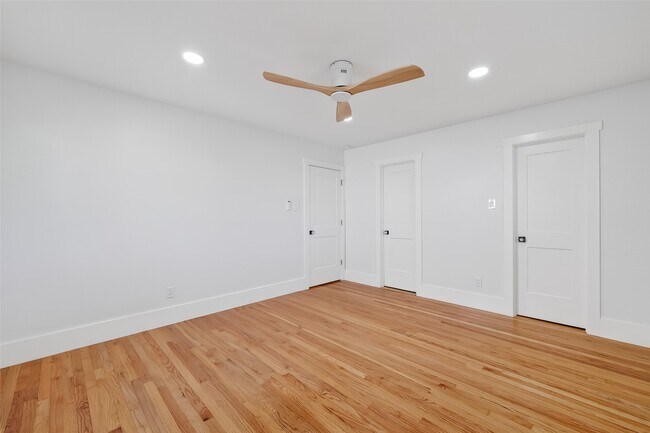 Building Photo - 9770 Cedardale Dr