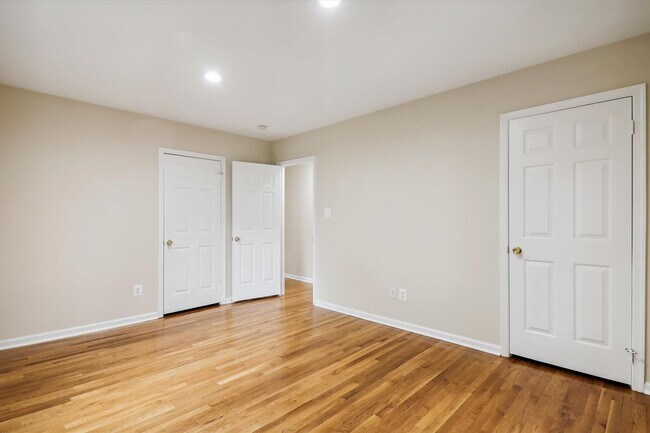 Building Photo - 5 BR 4.5 BA home with inground heated pool and extensive hardscape!