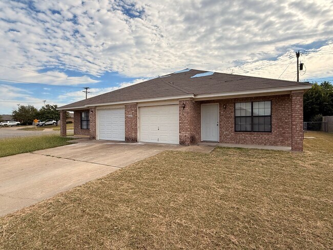 Building Photo - AVAILABLE NOW!