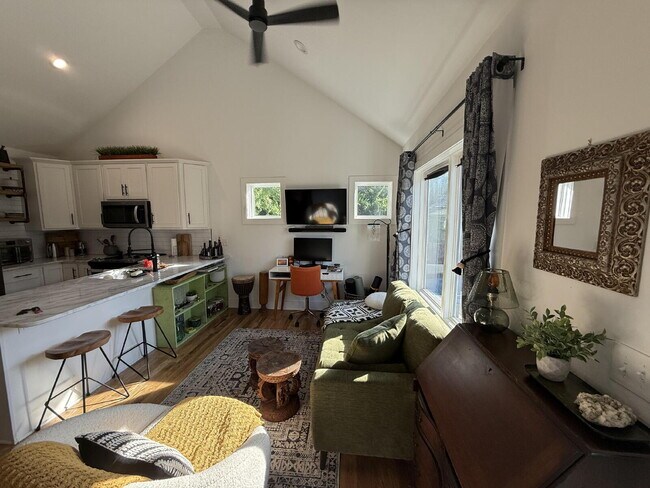 Building Photo - Secluced 800 Sq Ft 1-Bed Gem in Nashville’...