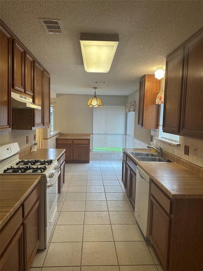 Building Photo - 16043 Beechnut St
