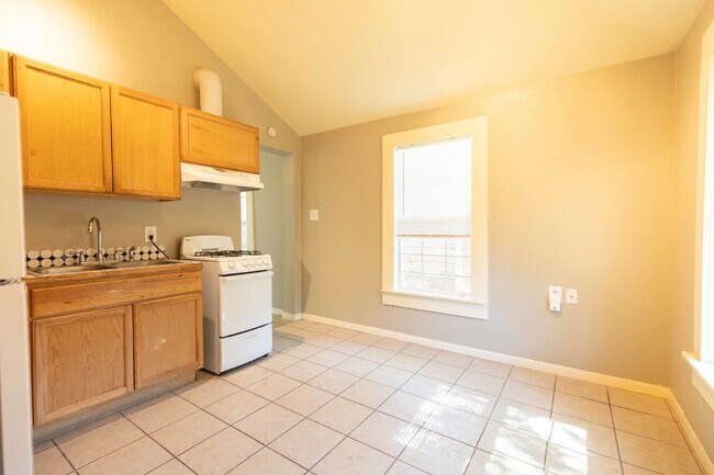 Building Photo - 330 Gem Ln