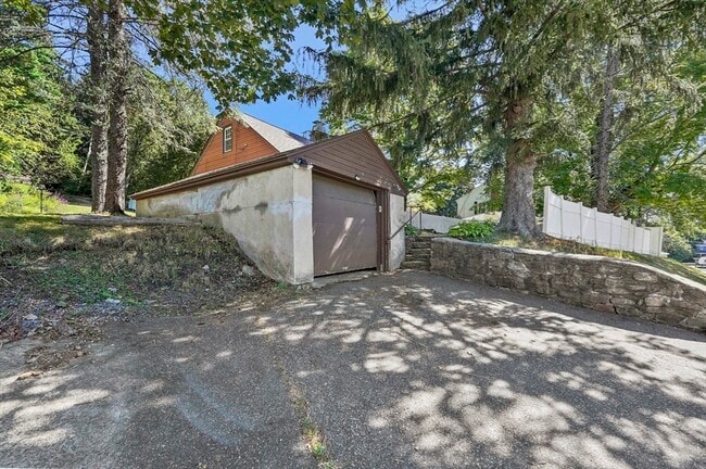 Building Photo - 1337 Pleasant St