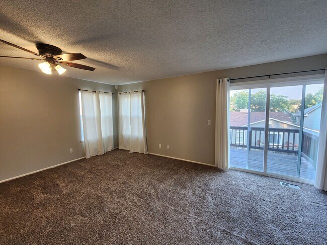 Building Photo - Huge 3 Bed 2 Bath Home With Patio, Deck, a...