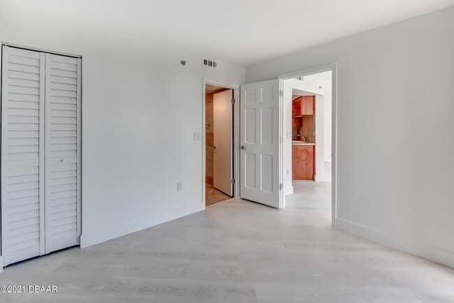 Building Photo - 1 Oceans W Blvd