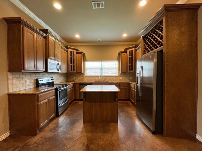 Building Photo - 3 Bedroom Single Family Home:  Refrigerato...