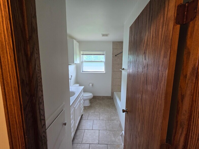 Full Bathroom - S69W15010 Cornell Cir