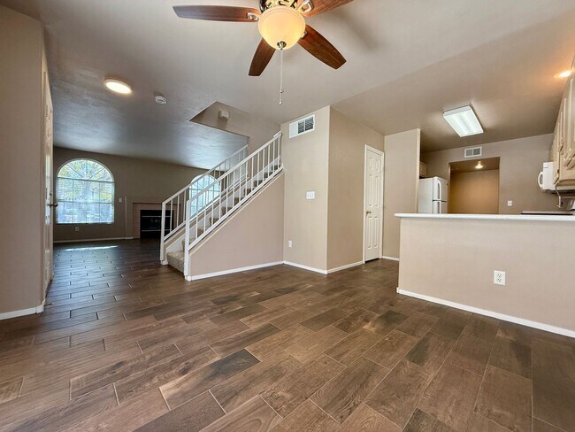 Building Photo - Beautiful 3-bedroom townhome in a desirable gated Green Valley community!