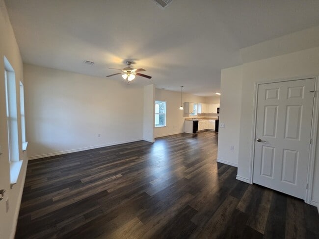 Building Photo - 3/2.5/2 Ready for Move in