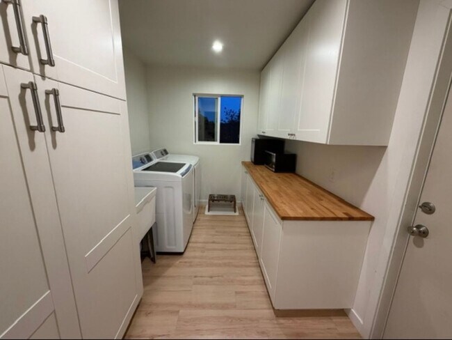 Building Photo - Coming soon! 06-15-26 Newly Remodeled Furnished Oceanside Retreat with Green Space Views 3 bedroo...