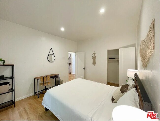 Building Photo - 944 12th St