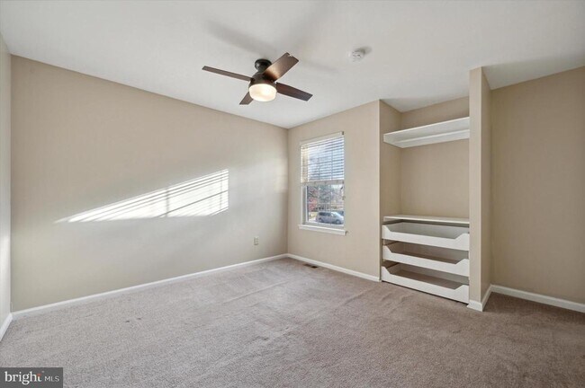 Building Photo - 9 Meadow Ln