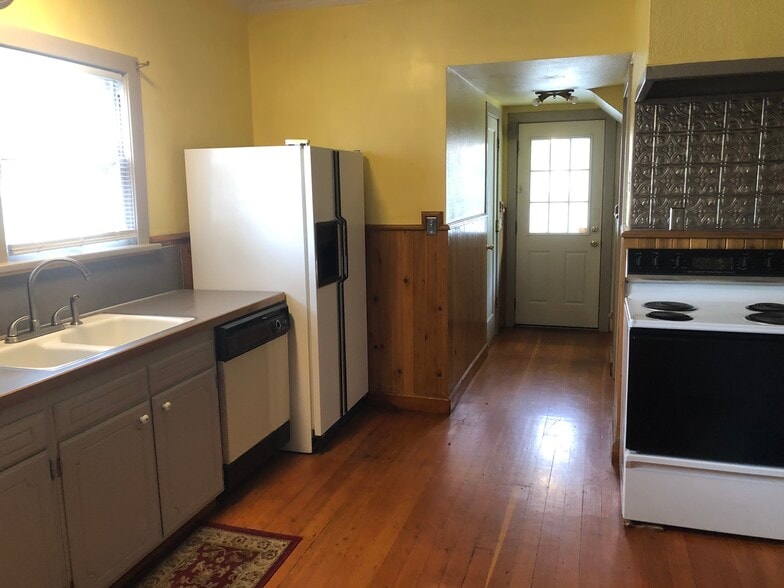 Building Photo - 207 S 16th Ave