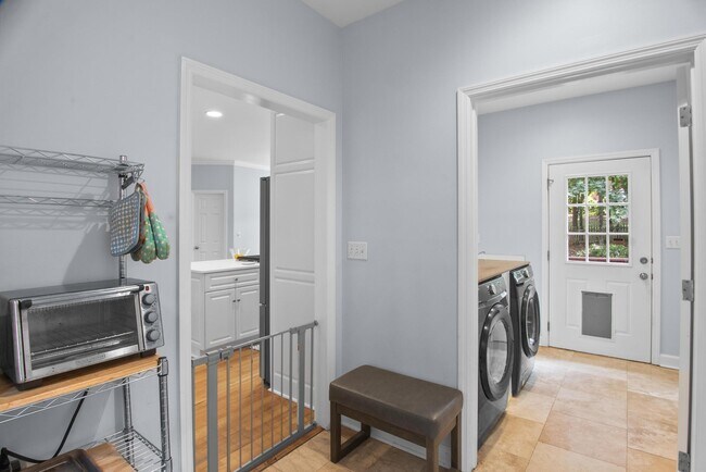 Building Photo - 126 Hemlock Dr