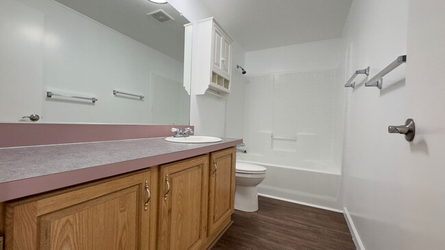 Building Photo - Lakeview 3 Bedroom Home with A/C , LVP Flo...