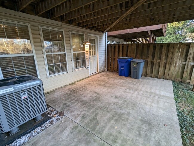 Building Photo - Beautifully maintained townhouse in Whittier available mid May!