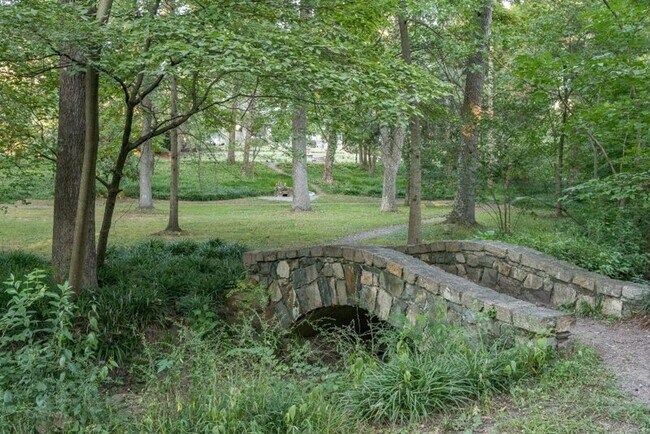 Building Photo - One Bedroom Across From Walking & Biking Trails in Fisher Park - Water & Parking Included