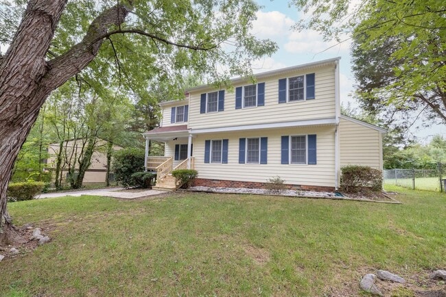 Building Photo - Beautifully Renovated 4-Bedroom Home in Ch...
