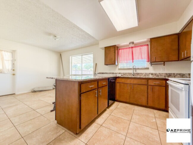 Building Photo - Charming 3/2 Tempe Home - Spacious and Serene!