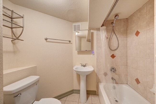 Building Photo - $1,150 - 1 bed, 1 bath charming Condo in t...