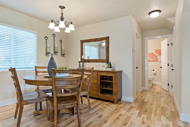 Building Photo - 3 Bedroom 3 Bathroom home in desirable North Boise.