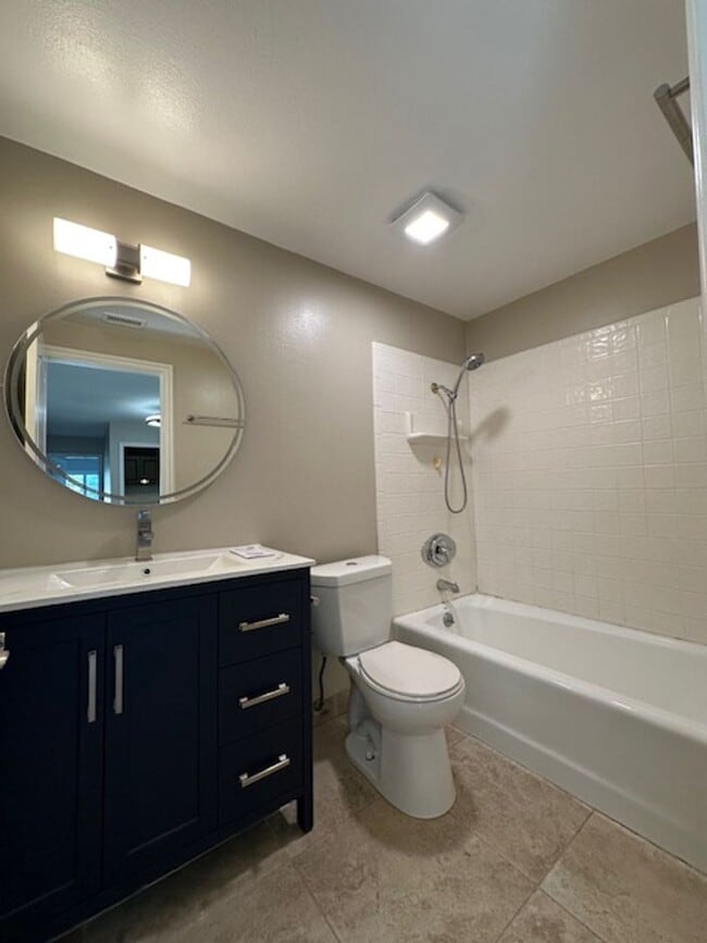 Building Photo - Stunning Newbury Park Home in model condit...