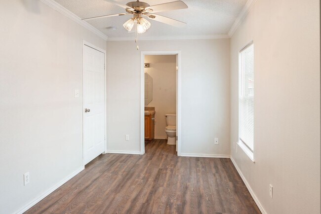 Building Photo - 115 Varsity Dr