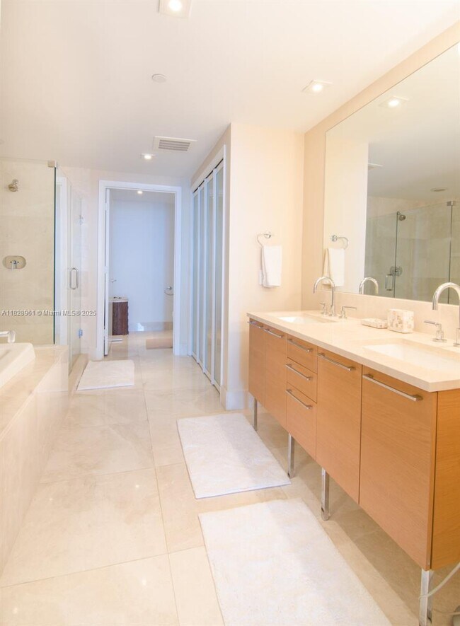 Building Photo - 17001 Collins Ave