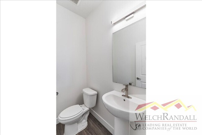 Building Photo - Beautiful 3 Bed 2.5 Bath Townhome in West ...