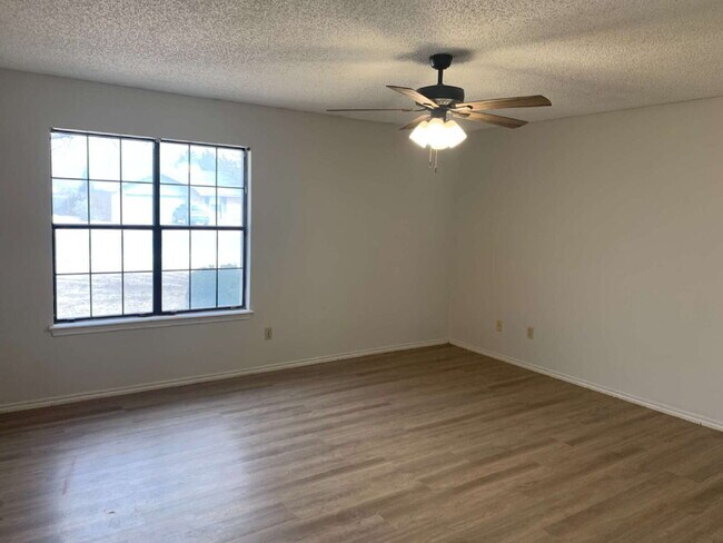 Building Photo - Beautiful Home in Fenship School District