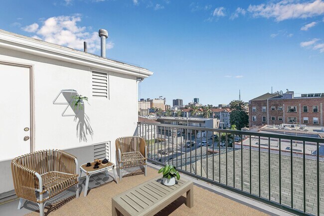 Building Photo - 1827 N Wilcox Ave