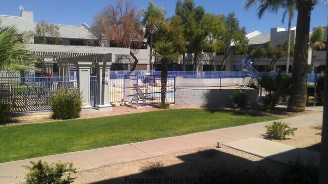 Building Photo - "Charming 2-Bed, 2-Bath Gem in Prime Phoenix Location with 900 Sq Ft of Comfort!"