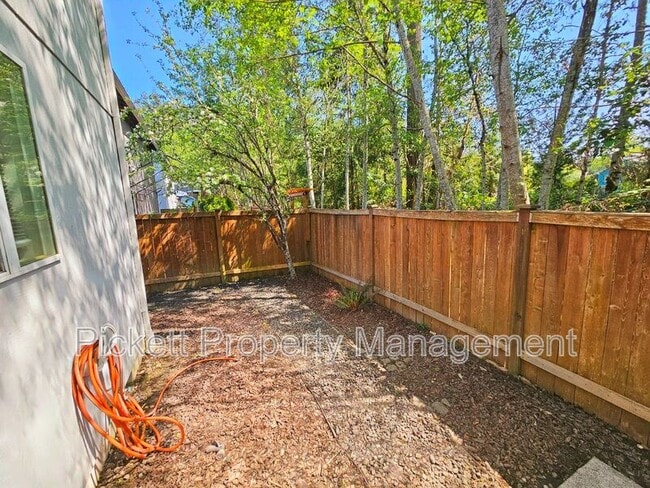 Building Photo - 5715 Gateway Ln NE
