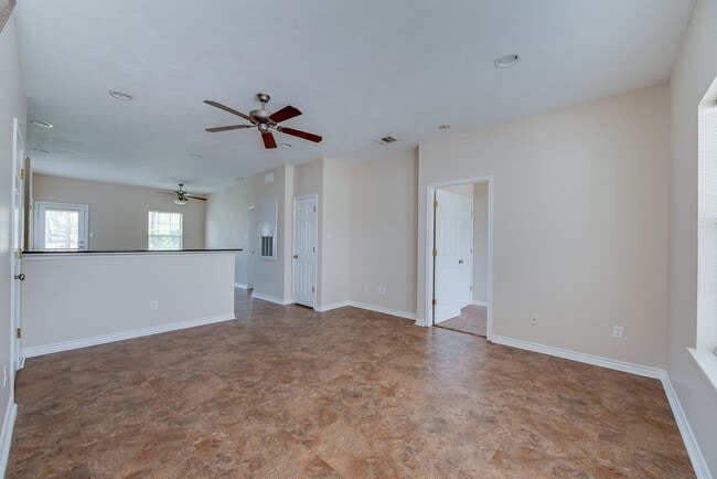 Building Photo - 3 Bed + 3 Bath - Spacious Townhome