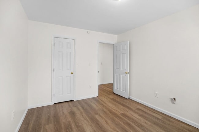 Building Photo - 4 Bedroom 2 Bath Townhouse in Pelham