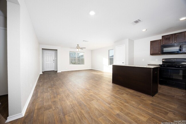 Building Photo - Move in Ready 3 Bedroom Two-story Home