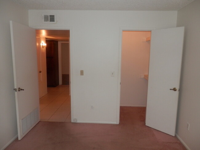 Building Photo - Nice 2 bedroom 2 bath condo!