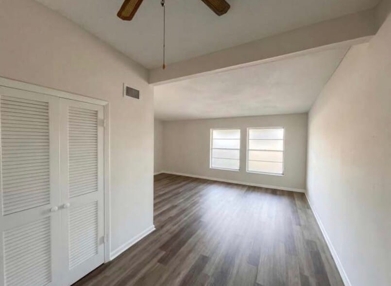 Building Photo - 141 SE Calmoso Dr