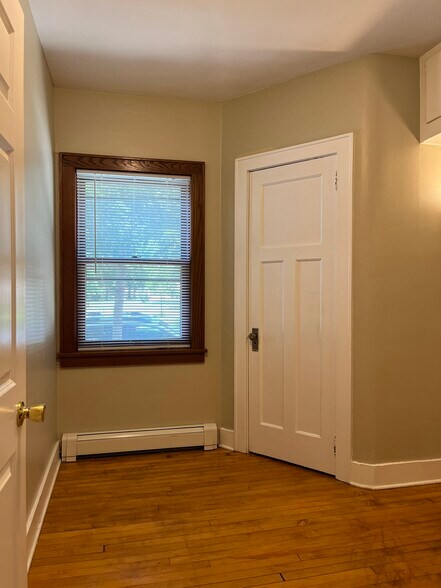 Building Photo - 1211 E Saveland Ave